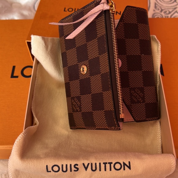 Louis Vuitton Handbags - Louis Vuitton, Damier Evene Victorine Wallet!